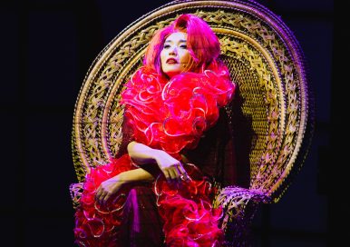 ひとり芝居「美容家りりぃの真実」<br> 惜しみない拍手に包まれフィナーレ